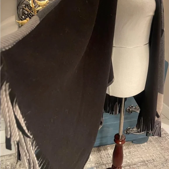 Rachel Roy Elegant Black, Gray Cream Plaid Shawl/Cape/Poncho One Sz warm fringe - Picture 4 of 11